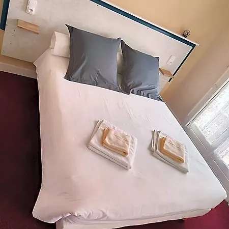Hotel Du Rocher 2*